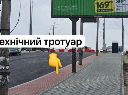 У Київавтодорі пояснили фото «велодоріжки» зі стовпами — це технічна зона