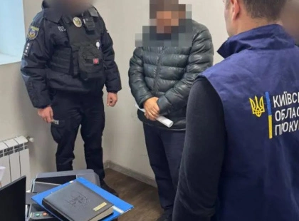 Поліцейський на Київщині вимагав $25 тисяч за “кришування” нелегальної торгівлі алкоголем