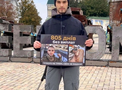 У Києві ветеран вийшов на одиночний протест — держава відмовляється компенсувати лікування після поранення