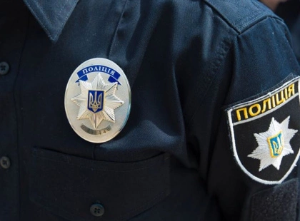На Київщині жінка вдарила поліцейського палицею по голові під час перевірки документів