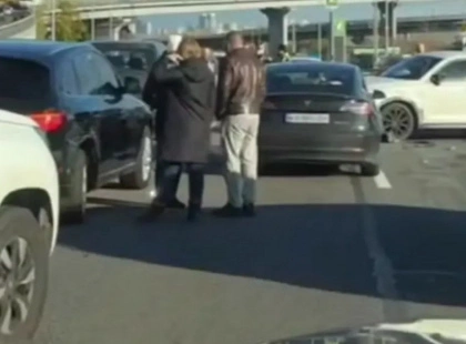 У Києві заблокували Наддніпрянське шосе: ДТП спричинила затор до мосту Патона