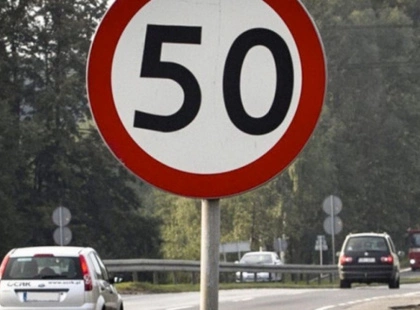 У Києві “мінус 80”: на ключових трасах столиці знизили швидкість до 50 км/год — камери вже фіксують порушення