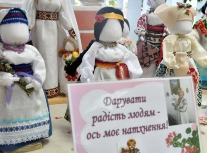 Виставка ляльок-мотанок майстрині Наталії Козленко стартувала у Славутичі