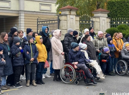 Поліцейські подарували дітям із реабілітаційного центру осінню подорож до «Межигір’я»