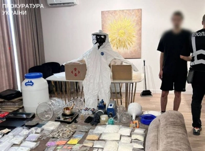 У Києві судитимуть чоловіка, який збував психотропи та втягнув у злочин підлітка