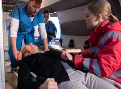 Десять бригад на пів мільйона людей: швидка на Київщині працює на межі виживання
