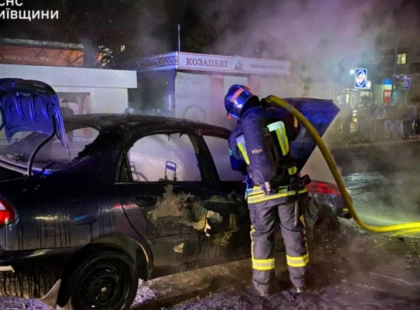 Вогонь у нічному місті: рятувальники гасили палаюче авто в Броварах