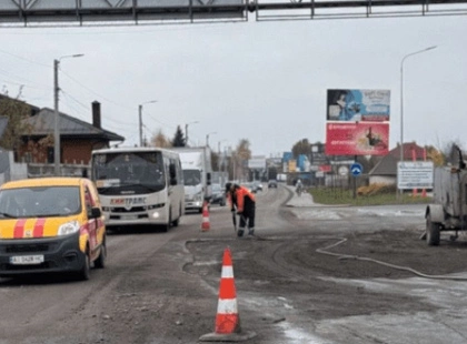 Довгобуд дороги між Крюківщиною та Гатним зрушив із місця: ремонт поновлюють