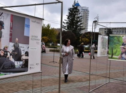 «Дотики підтримки»: фотовиставка про людяність і єдність мандрує громадами Київщини