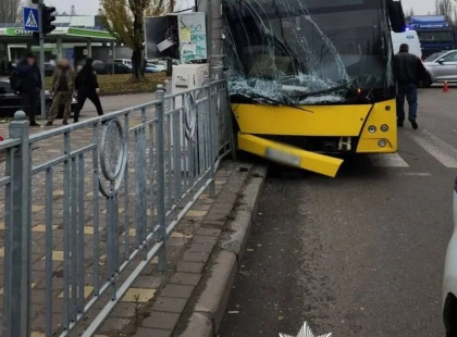 На Святошині маршрутка врізалася в електроопору: дев’ятеро постраждалих