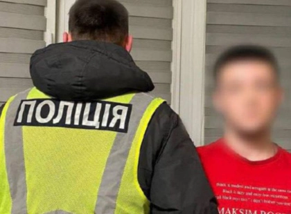 У Києві оштрафували 20-річного хлопця, який співав російські пісні у формі поліцейського