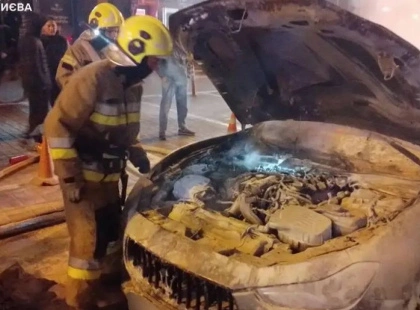 У центрі Києва загорівся Maserati: елітне авто спалахнуло просто на ходу