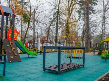 На території храму в Бучі облаштували дитячий майданчик завдяки меценатам