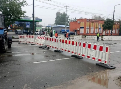 На Печерську прорвало трубопровід: підтоплено будинок, можливий зсув ґрунту