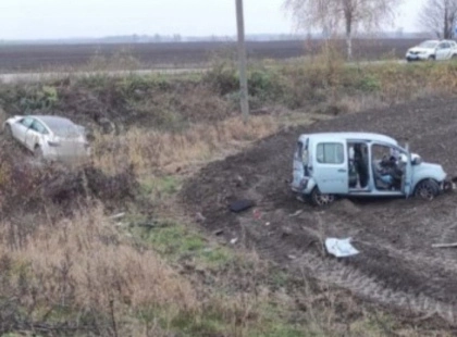 На Обухівщині зіткнулися Tesla та Renault: обох водіїв госпіталізували