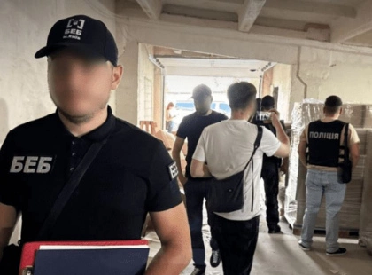 Підпільна гуральня в центрі Києва: БЕБ вилучило спирт, техніку і “чорну” бухгалтерію