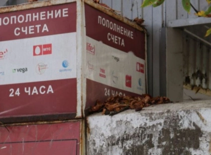 У Києві знайшли «артефакт 2000-х»: під час демонтажу натрапили на заіржавілий термінал із минулої епохи