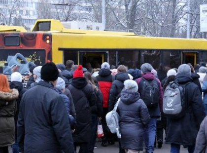 Київ після масованої атаки: рух транспорту частково перекрито, низка маршрутів працює зі значними затримками
