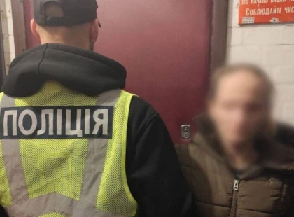 Віконний сервіс: у Києві жінка організувала збут наркотиків прямо з помешкання