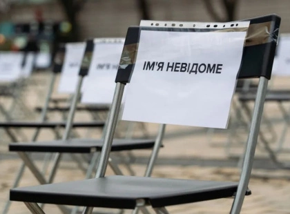 Порожні стільці на площі: Київ вийшов на підтримку ув’язнених медійників та митців