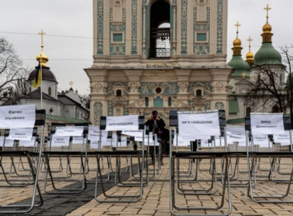 У центрі Києва провели акцію «Порожні стільці»: нагадали про журналістів і правозахисників у російському полоні