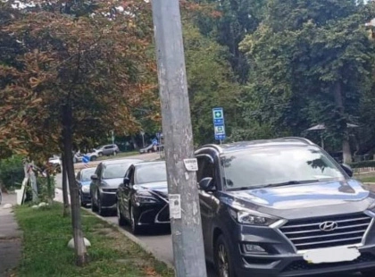 У Києві майже 85 тисяч паркомісць, але безлад на дорогах не зникає: в чому корінь проблеми