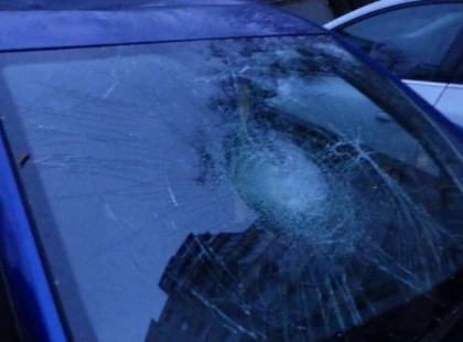 У Києві п’яний чоловік розтрощив автомобіль, стрибаючи по ньому: поліція затримала правопорушника