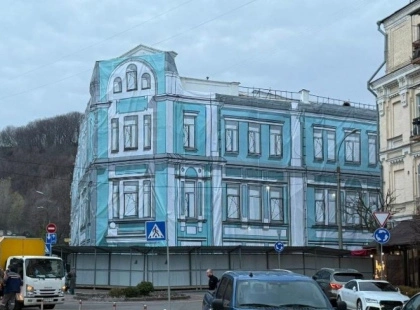 На Подолі під брезентом «фасаду» почали розбирати історичний Ткацький цех: активісти б’ють на сполох