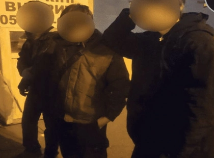 Небезпечні розваги: у Києві підлітки напали на охоронця недобудови газовим балончиком