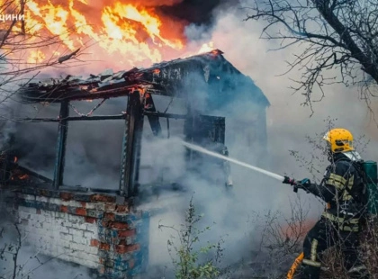 На Київщині вигоріла нежитлова будівля: рятувальники ліквідували масштабну пожежу в Узині