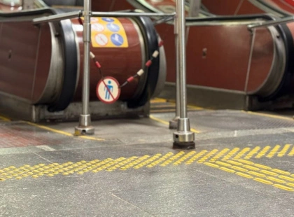 У київському метро встановлюють тактильні смуги: ще чотири станції проходять модернізацію
