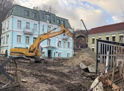 На Подолі розбирають останні флігелі Садиби Носача під приводом «археології»