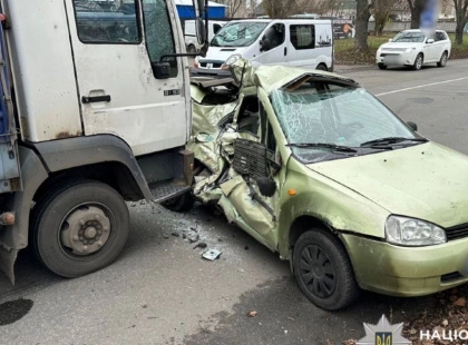 У Броварах лобове зіткнення авто з вантажівкою: 27-річного водія госпіталізували