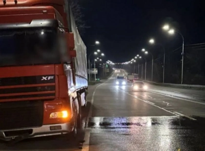 У Києві п’яний водій фури протаранив 50 метрів відбійника: патрульні зафіксували 2,18 проміле