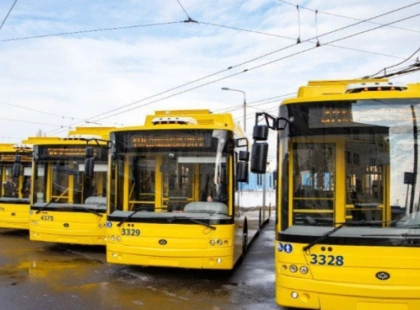 Пошкоджена контактна мережа: у Києві коригують роботу маршрутів після нічного удару