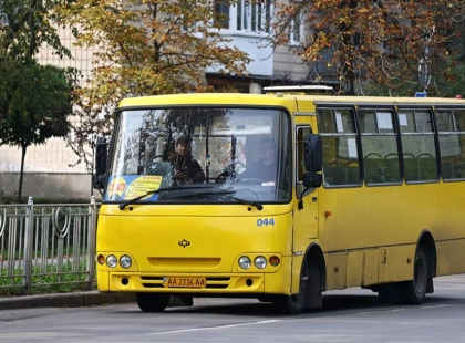 Менше маршрутних таксі на лініях: у столиці відновлюють роботу після ранкової атаки