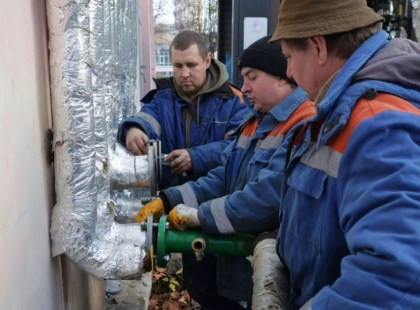 Після обстрілів Київ рятує лікарні теплом: шести медзакладам встановлюють автономні мобільні котельні