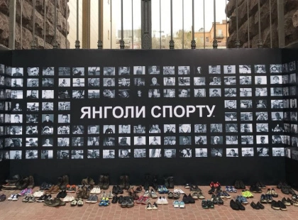 Жовті напівсфери біля НСК: як місто рятує стіну пам’яті від цинічного паркування