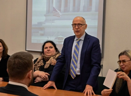 Свічка пам’яті у Києві: Дипакадемія присвятила аудиторію досліднику Голодомору Джеймсу Мейсу