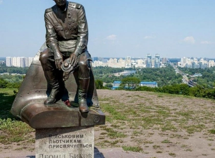 Сльози бронзового Маестро: пам’ятник Бикову на Печерську раптово “ожив”