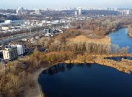 Будівельний скандал у Галерній затоці: «юні моряки» звели техніку на забороненій прибережній смузі Києва