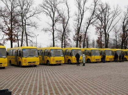 Новий транспорт для учнів: дев’ять громад Київщини отримали сучасні шкільні автобуси