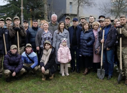 На території столичної лікарні №4 з’явився «Сад Надії» — тут висадили 50 молодих дерев.