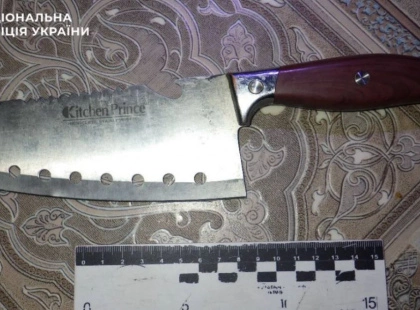 Після зауваження: у Києві чоловік з ножем напав на перехожого та поранив у голову