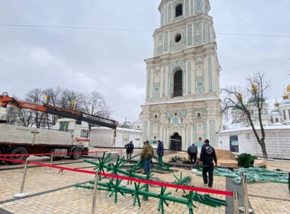 Новорічна ялинка на Софійській площі: головна красуня країни вже на монтажі — відкриття 6 грудня
