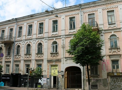 Садиба Кушиної на Великій Житомирській оживає: фасад укріплюють після десятиліть занепаду