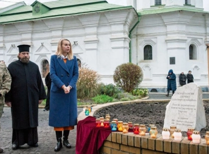 У Києві в Лаврі з’явився простір пам’яті загиблих українських жінок: висадили тюльпанове дерево