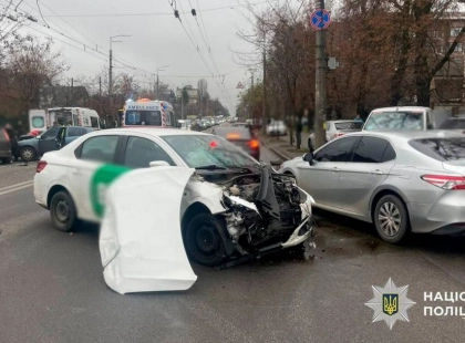 Потрійна ДТП у Києві на Щербаківського: двох постраждалих забрала «швидка»