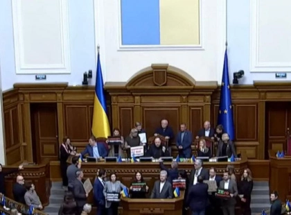 Київ: «Євросолідарність» заблокувала трибуну Ради — Порошенко вимагає відставки уряду