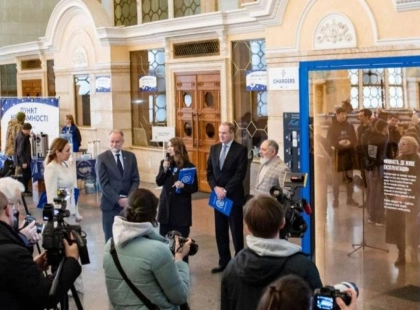 Виставка на вокзалі Києва показує реальні сценарії торгівлі людьми: як розпізнати небезпеку